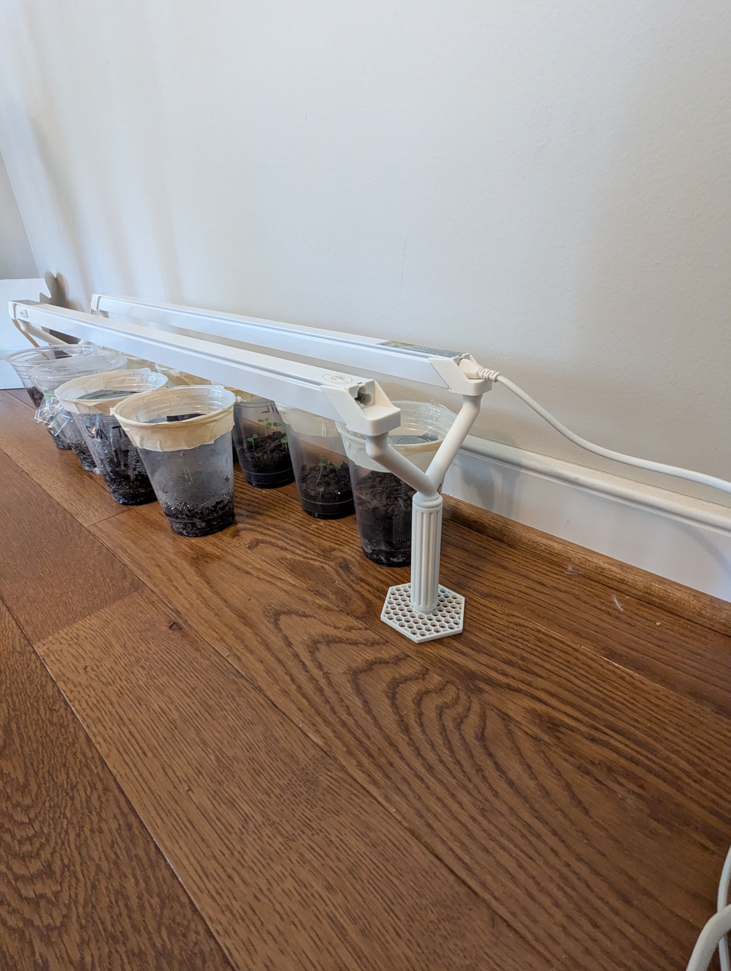 Miniatura 2 do modelo 3D Adjustable Grow Light Stand