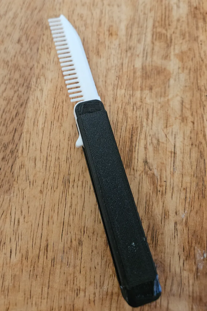 Magnet Powered Flipper Comb