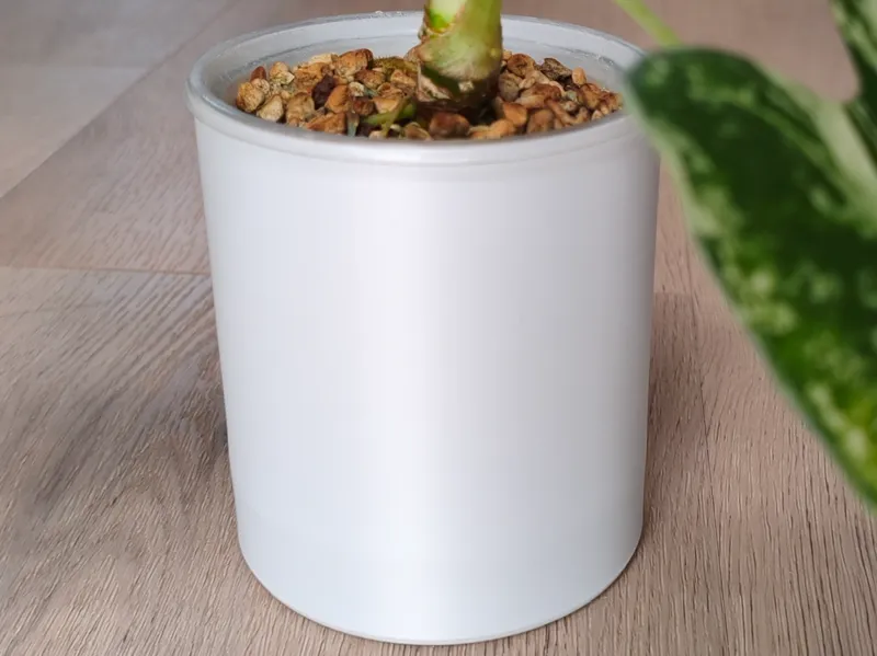 Simple low filament plant pot 9cm