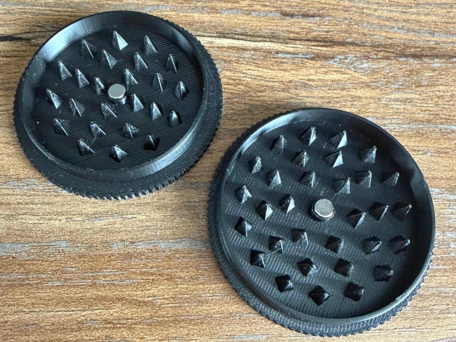 Threaded Herb & Spice Grinder – Magnet Version