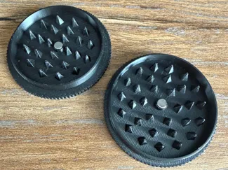 Threaded Herb & Spice Grinder – Magnet Version