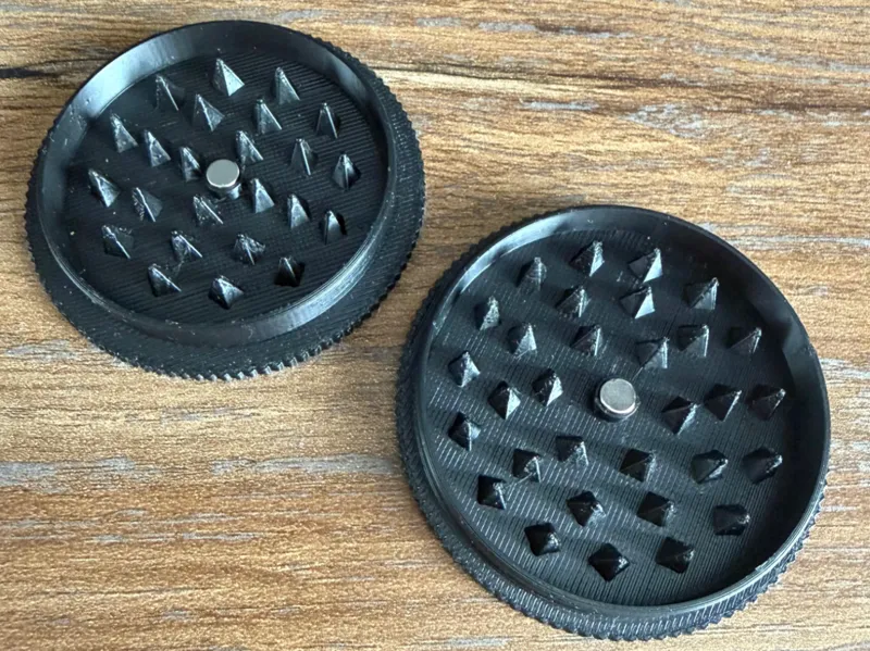 Threaded Herb & Spice Grinder – Magnet Version