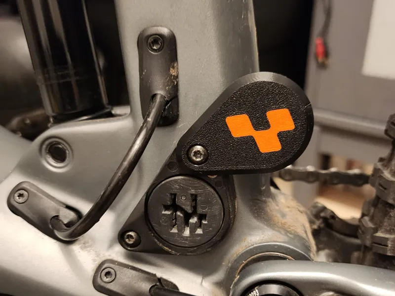 CUBE - STEREO HYBRID 140 160 CHARGE PORT COVER 