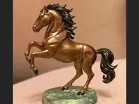 Statuette de cheval sauvage cabré — photo 1