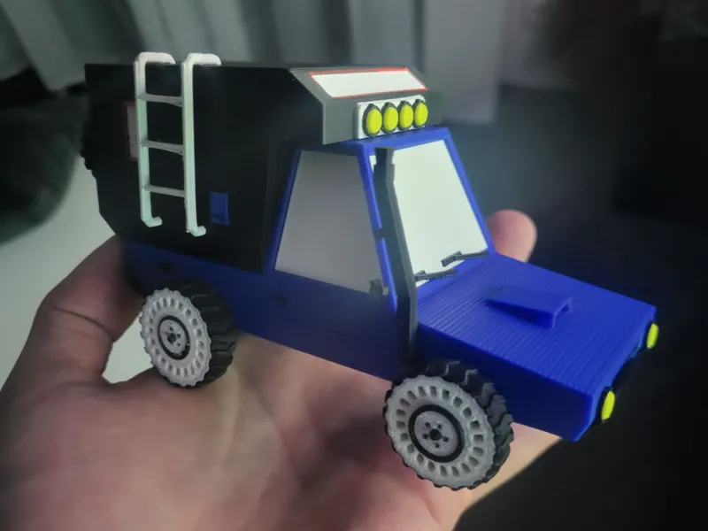 Mini Low-Poly Expedition SUV – Modular 3D Toy Car