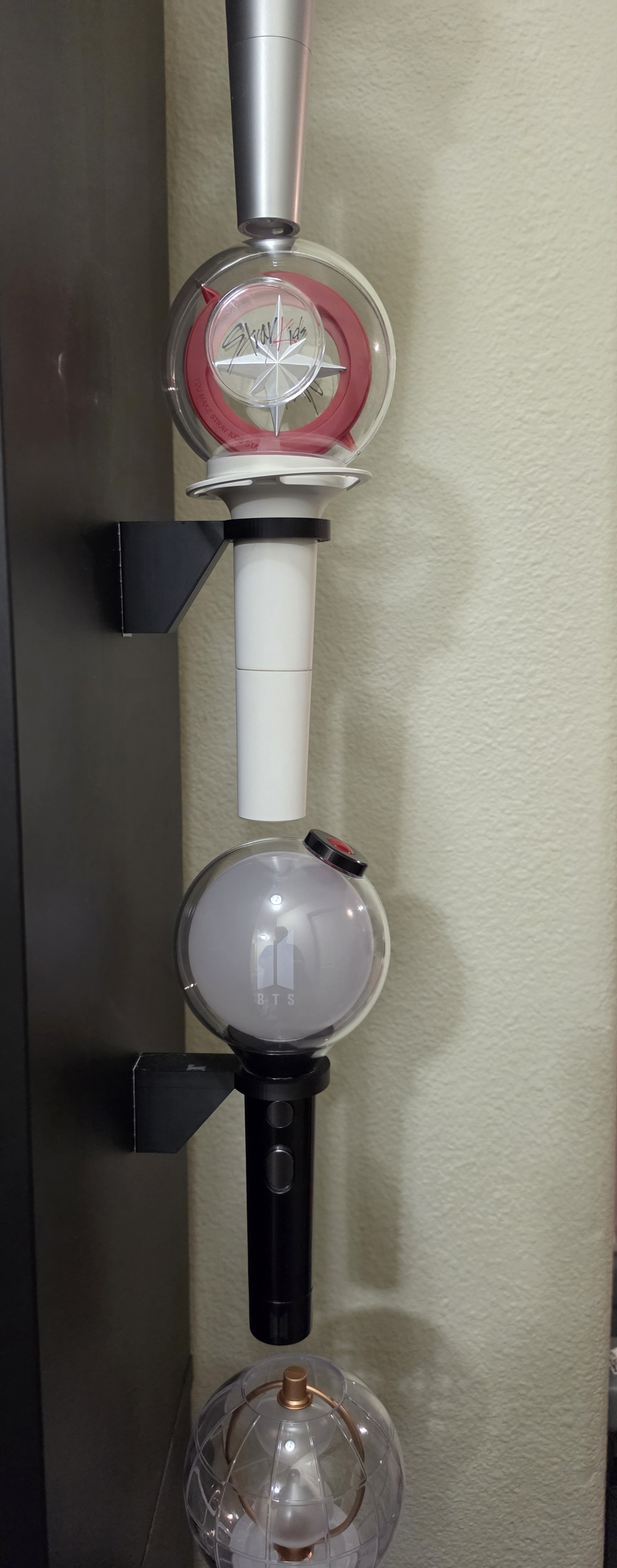 Miniatura 4 do modelo 3D Kpop Lightstick Wall mount (using command strips)
