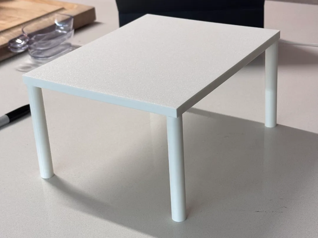 Étagère surélevée pour verres à whisky