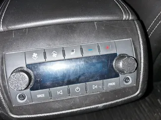 Buick Enclave (2017) rear radio/climate knobs