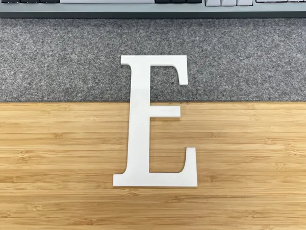 Lettre E décorative
