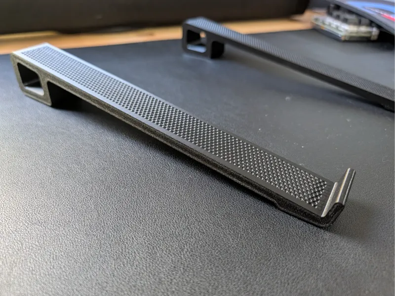 Macbook pro / Laptop stand with rubber feet