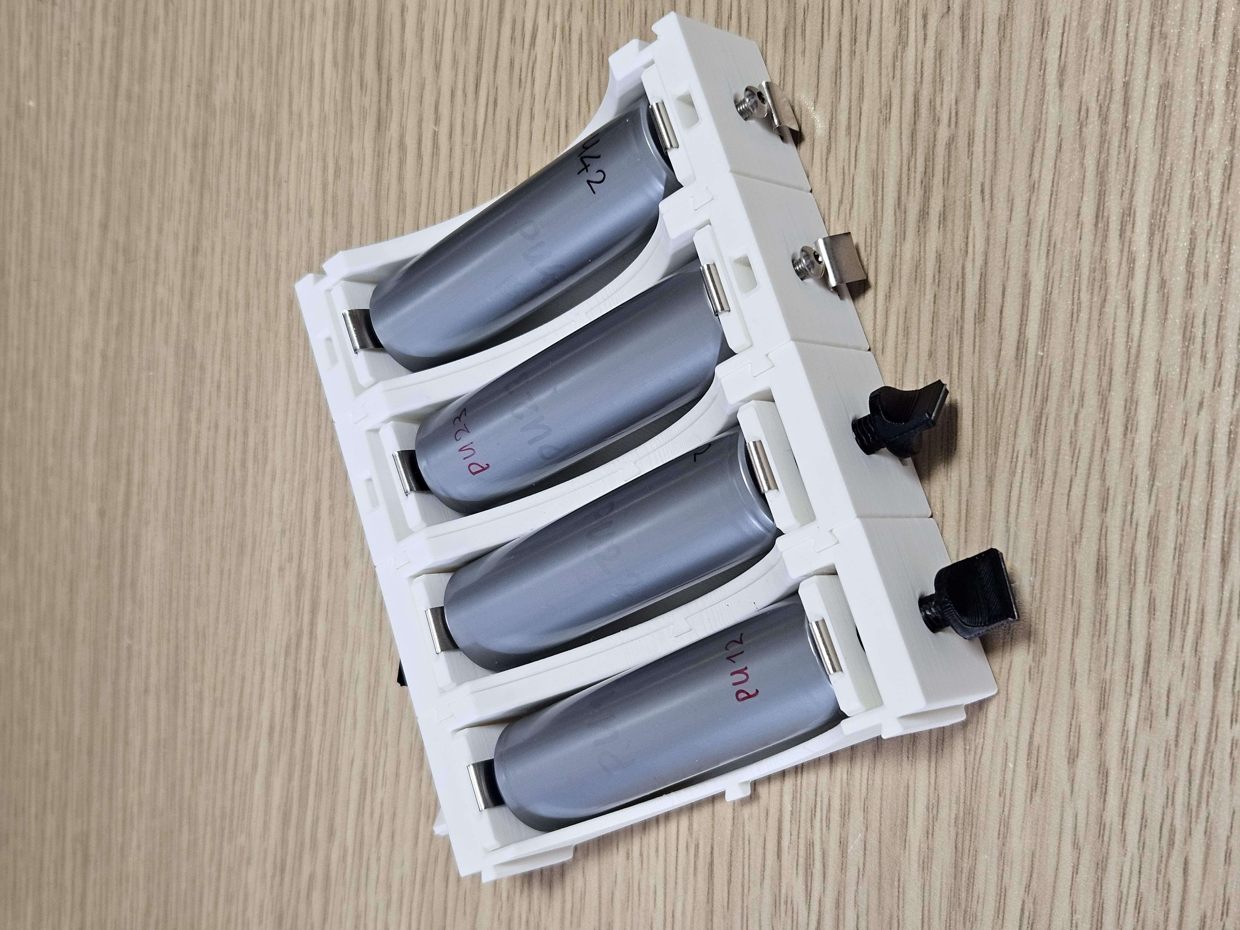 Robust 20700 21700 connectable cell holder