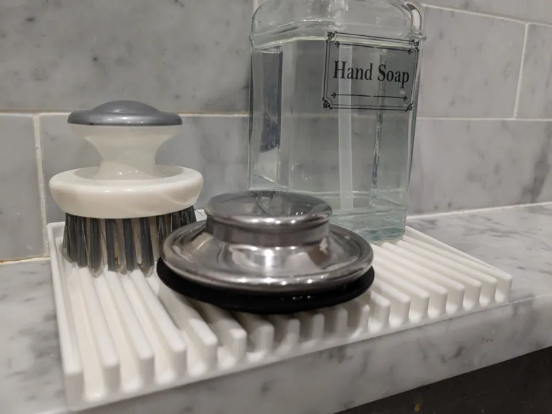 Draining sink tray for kitchen or bathroom