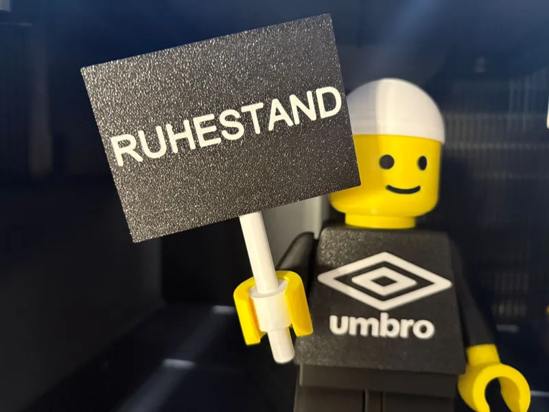 Schild Ruhestand für 20cm Brickman Figur 500%