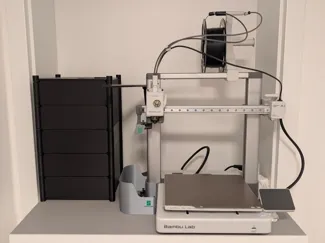 Stapelbares Filament-Regal mit Tür