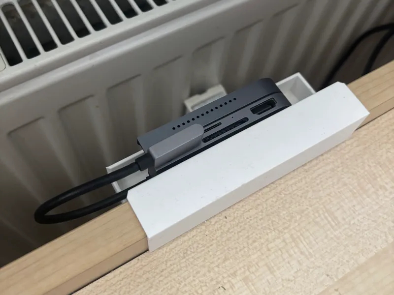 USB-C HUB holder for the lip of table 