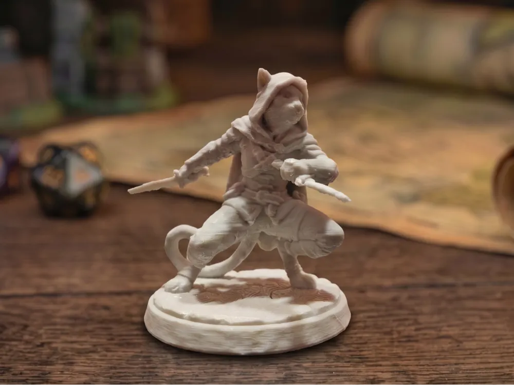 Escenografía en miniatura: Tabaxi Rogue - Catfolk Assassin & Dual Daggers. Referencia del modelo original.