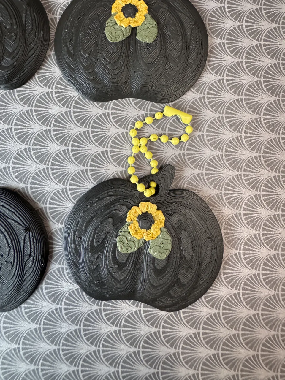 Kürbis mit Blumen Ohrringe oder Schlüsselanhänger view 3