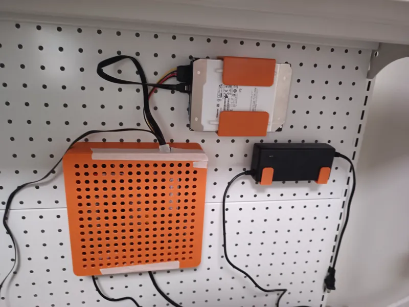 ITX 17x17 机箱 洞洞板壁挂 用于NAS 只有电源和网线接口