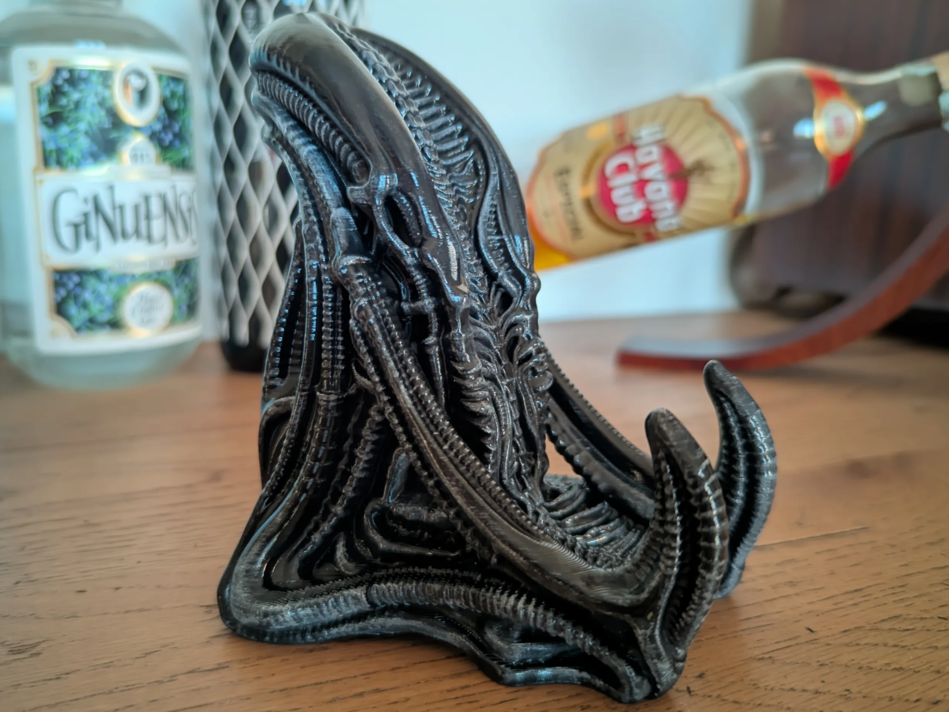 Alien Phone Throne - Biomech Phone Stand / Holder - 1