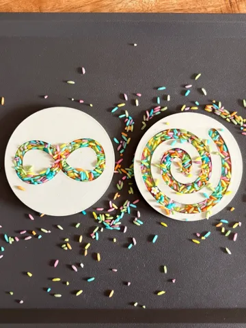 Modelo para impresión 3D: Round Sensory Writing Trays (Infinity & Spiral) — vista de referencia 2