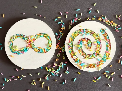 Modelo para impresión 3D: Round Sensory Writing Trays (Infinity & Spiral) — referencia de MakerWorld