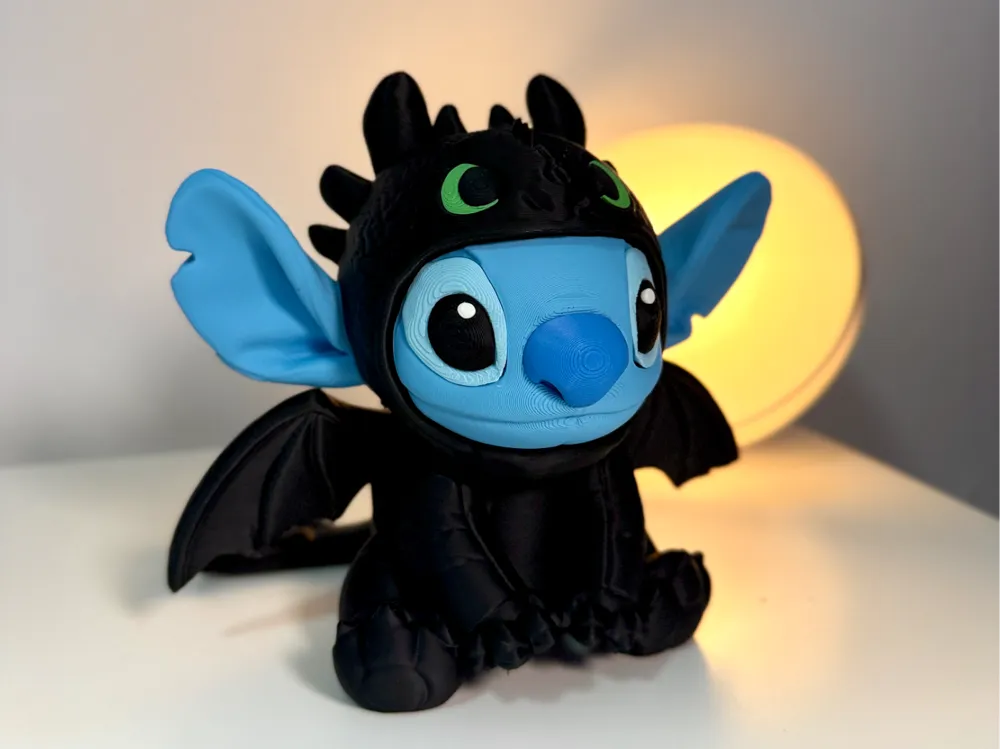 Figura decorativa: Stitch in Toothless Pajamas – Multicolor Figure. Referencia del modelo original.