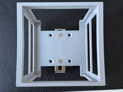 Mounting bracket for front-mounted device for 35mm rail