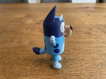 Figura decorativa: Bluey Figure — vista de referencia 3