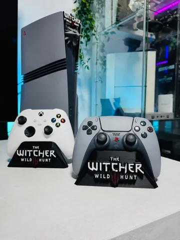 Caja o estuche: The Witcher 3 Controller Stand – DualSense & Xbox — vista de referencia 3