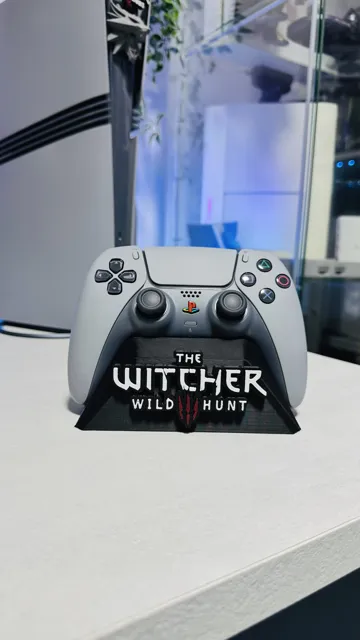 Caja o estuche: The Witcher 3 Controller Stand – DualSense & Xbox — vista de referencia 4