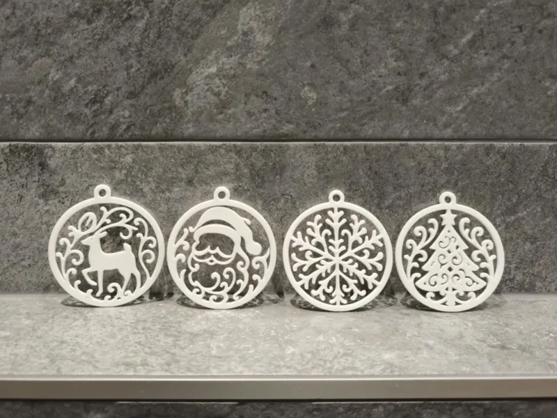 Stylish round Christmas tree ornaments