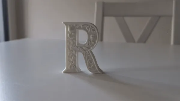 Lettre R décorative style stuc floral