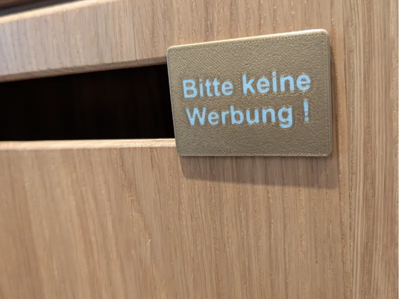 No Ads Sign Mailbox / Keine Werbung