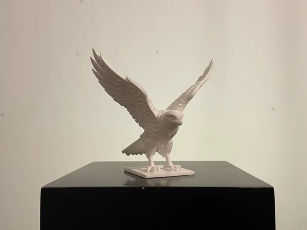 Sculpture d'aigle facettée