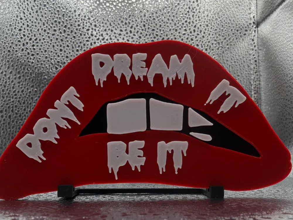 Letrero o emblema decorativo: Don't Dream It Be It. Referencia del modelo original.