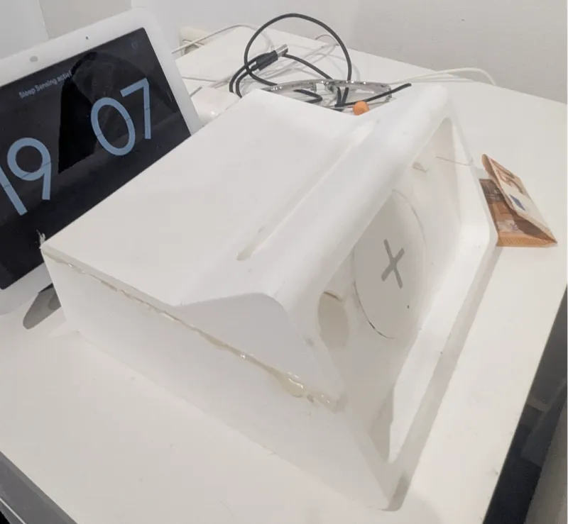 google pixel 7 phone dock (with case)