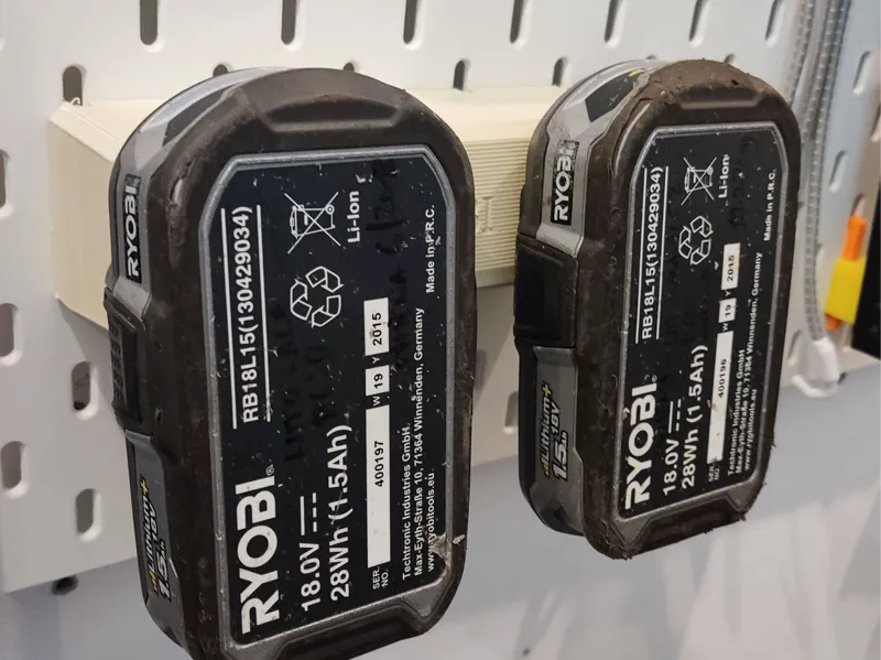Ikeas Skadis holder for Ryobi ONE+ battery pack