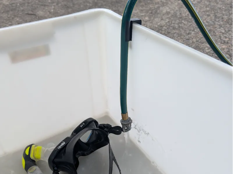 Dive tub hose clip
