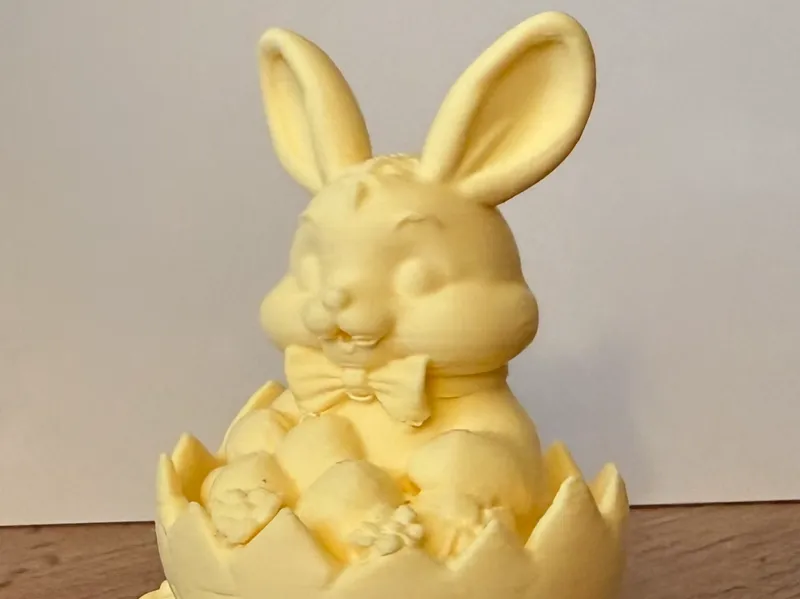 Osterhase in Eierschale