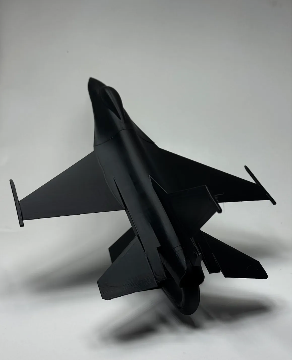 Avion de chasse F-16 avec socle