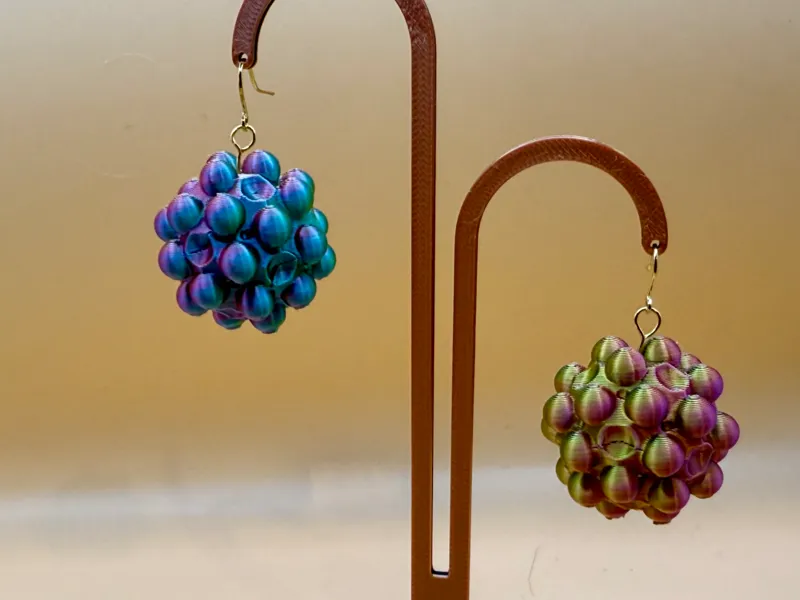 Icosahedra with added spheres