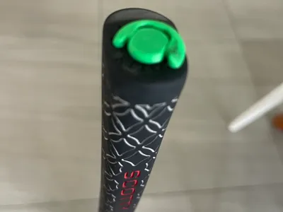 Golf ball marker for green, fits in putter grip