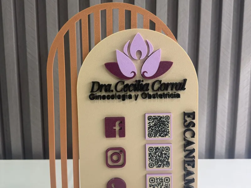 EXHIBIDOR CON CÓDIGOS QR