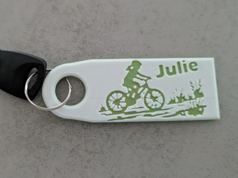 Porte-clé VTT silhouette fille - Personnalisable