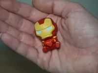 Figurine Iron Man tenant un cœur — photo 2