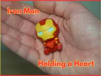 Figurine Iron Man tenant un cœur — photo 1