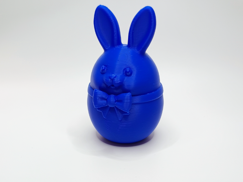 Niedlicher Hase mit Schleife fuer Ostern