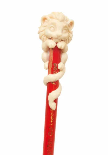 Letrero o emblema decorativo: Cute Lion Pencil Topper – Hugging Lion — vista de referencia 5