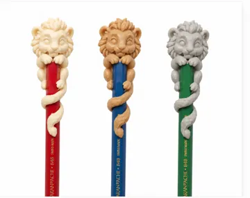 Letrero o emblema decorativo: Cute Lion Pencil Topper – Hugging Lion — vista de referencia 3