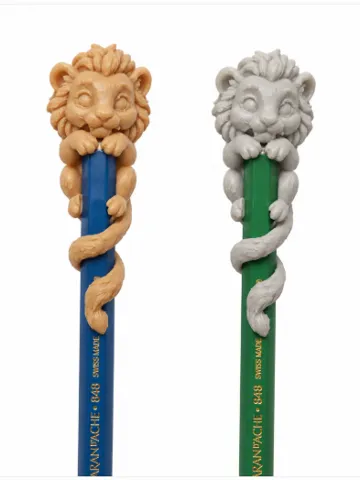 Letrero o emblema decorativo: Cute Lion Pencil Topper – Hugging Lion — vista de referencia 2